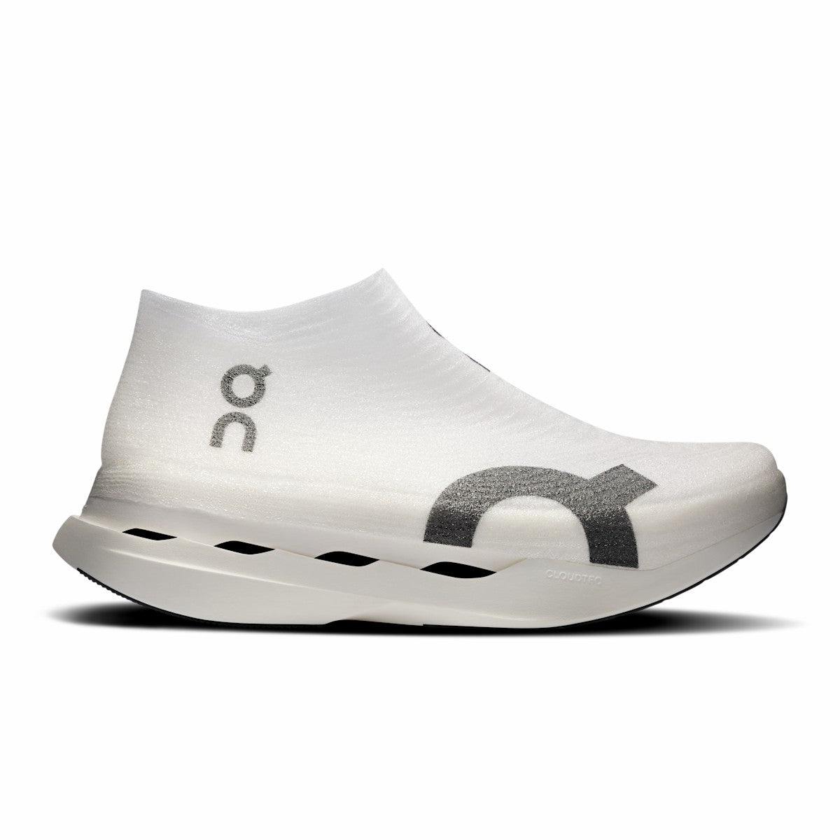 On United States Everyday | LightSpray Cloudboom Strike - White/Black