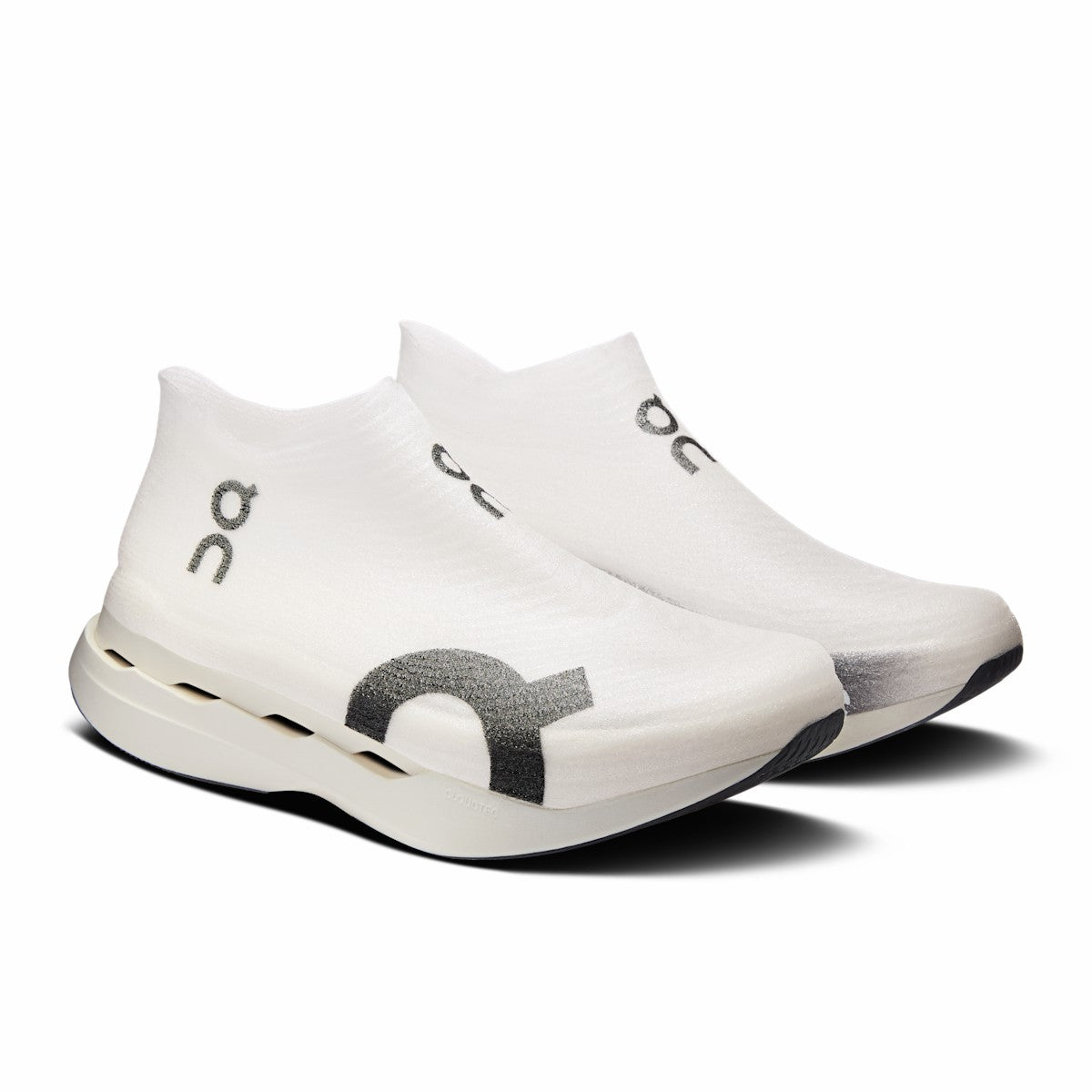 On United States Everyday | LightSpray Cloudboom Strike - White/Black