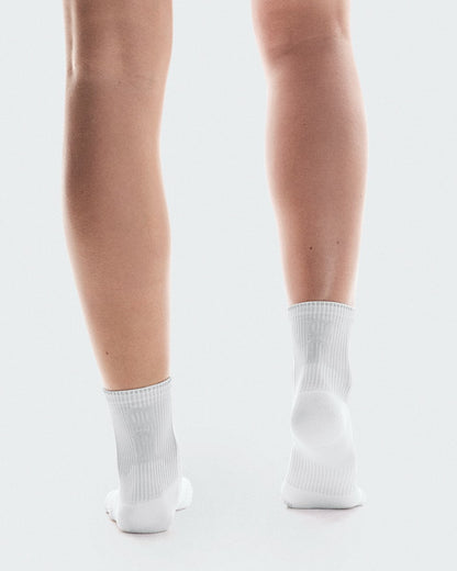 On United States Signature | Performance Run Sock Mid - White/Glacier